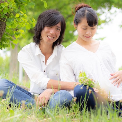 中井企画が出張撮影したフラッシュ撮影, シャツ, 家族一緒に写真を撮るなどが写った「マタニティカップルフォト」の家族写真