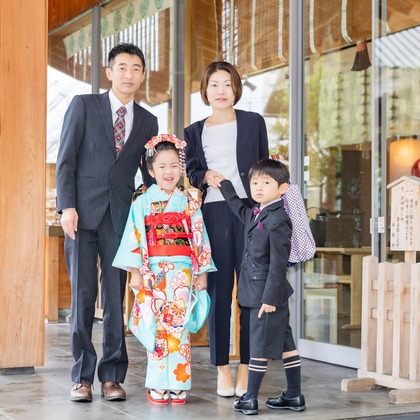 この写真は、出張撮影(家族写真(キッズ,ベビーフォト))のアルバム「七五三」にある写真の1枚で、家族写真(キッズ,ベビーフォト)などが写っています。<br>「七五三」では他にも:albumPhotoCount枚の家族写真を見ることができます。撮影者はフォトスタジオENOです。カメラマンのプロフィールページで、家族写真(キッズ,ベビーフォト)撮影の口コミやおすすめコメントを見ることができます。