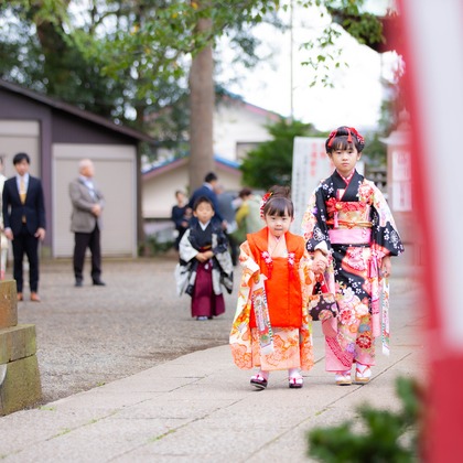 T.Matsumuraが出張撮影したShinohara Hachiman Jinja, 止まった鳥, ストリートファッションなどが写った「七五三＠篠原八幡神社」の家族写真