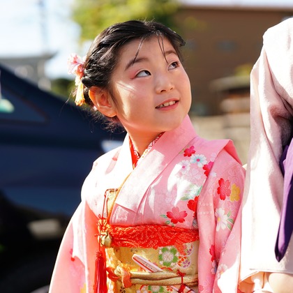 出張撮影のメモリーズが出張撮影した文房具, 姫カット, 筆記具などが写った「241117-Ｉ様-七五三」の家族写真