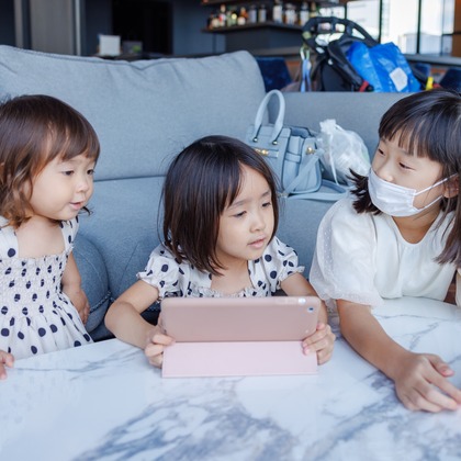 ちずカメラが出張撮影したワンピース, 荷物とバッグ, 赤ちゃん・幼児服などが写った「子供達」の家族写真