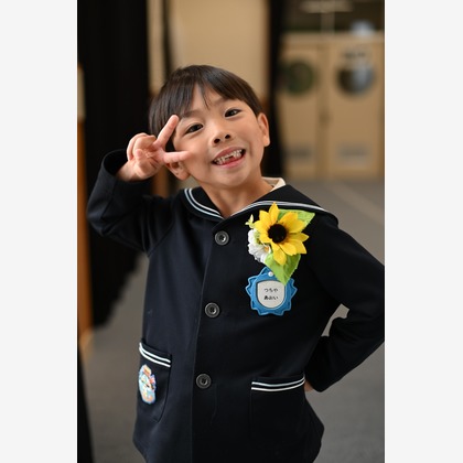 写真屋ごんちゃんが出張撮影した襟, 学生服, 統一などが写った「学校」の家族写真