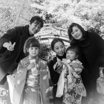 ハイナ　マテウスが出張撮影したフローラルパークコートアロン, 日本の建築, 中国建築などが写った「七五三」の家族写真