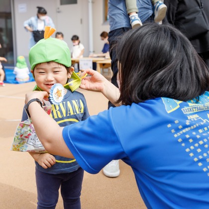 T.Matsumuraが出張撮影した甘いひよこ, 鍛冶池キャンプ場, ローラースポーツなどが写った「運動会（保育園）」の家族写真