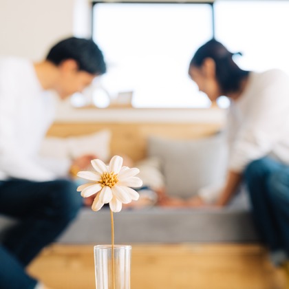 モーメンツが出張撮影した清潔さ, 裸足, フラッシュ撮影などが写った「1歳バースデイ」の家族写真