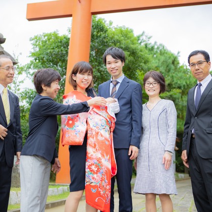 この写真は、出張撮影(家族写真(キッズ,ベビーフォト))のアルバム「仲良し親族のお宮参り＠稲毛浅間神社」にある写真の1枚で、家族写真(キッズ,ベビーフォト)などが写っています。<br>「仲良し親族のお宮参り＠稲毛浅間神社」では他にも:albumPhotoCount枚の家族写真を見ることができます。撮影者は橋本祐里子（まるちゃん）です。カメラマンのプロフィールページで、家族写真(キッズ,ベビーフォト)撮影の口コミやおすすめコメントを見ることができます。