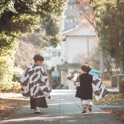 伊藤雄太写真館が出張撮影した自然の中の人々, 幸福, 黒髪などが写った「七五三フォト」の家族写真