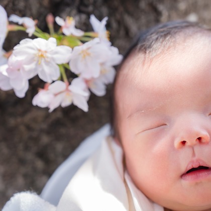 高木勇斗が出張撮影した赤ちゃん・幼児服, 自然の中の人々, 街路灯が写ったニューボーンフォトの写真