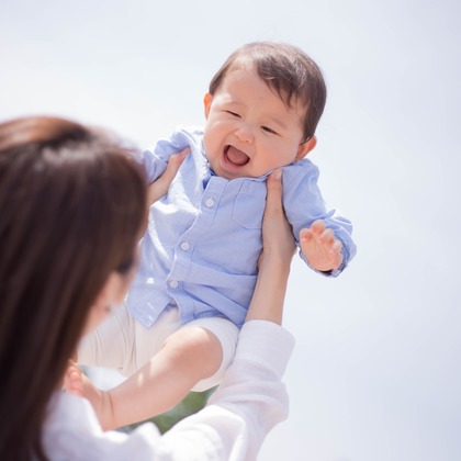 Smile works／益田ともかが出張撮影した赤ちゃんのおもちゃで遊ぶ, 子供たちと遊ぶ, イヌ科などが写った「ロケーションフォト」の家族写真
