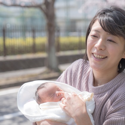 高木勇斗が出張撮影した屋外ベンチ, フラッシュ撮影, シャツなどが写った「親子」の家族写真