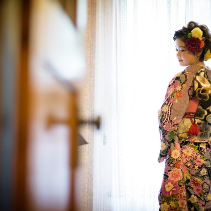 アトリエ　エピカ/清水　一哉が出張撮影した成人式, 立っている, フローラなどが写った「成人式ロケ」の家族写真