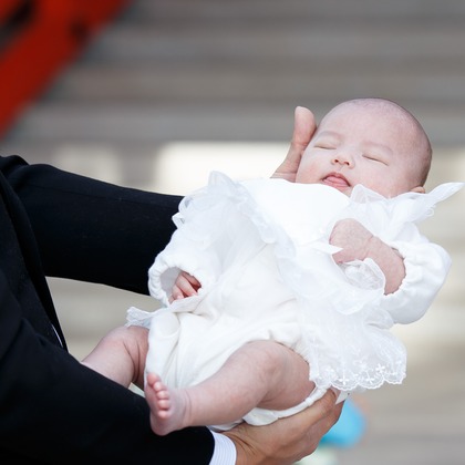 中井企画が出張撮影した挨拶, ネクタイ, 赤ちゃん・幼児服などが写った「お宮参り」の家族写真