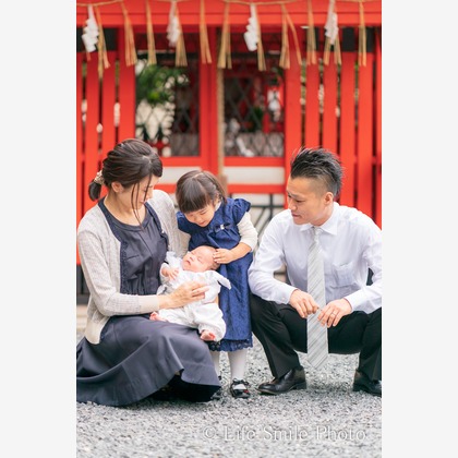 この写真は、出張撮影(家族写真(キッズ,ベビーフォト))のアルバム「お宮参り撮影＠元祇園　梛神社」にある写真の1枚で、家族写真(キッズ,ベビーフォト)などが写っています。<br>「お宮参り撮影＠元祇園　梛神社」では他にも:albumPhotoCount枚の家族写真を見ることができます。撮影者は川口 武志(Life Smile Photo)です。カメラマンのプロフィールページで、家族写真(キッズ,ベビーフォト)撮影の口コミやおすすめコメントを見ることができます。