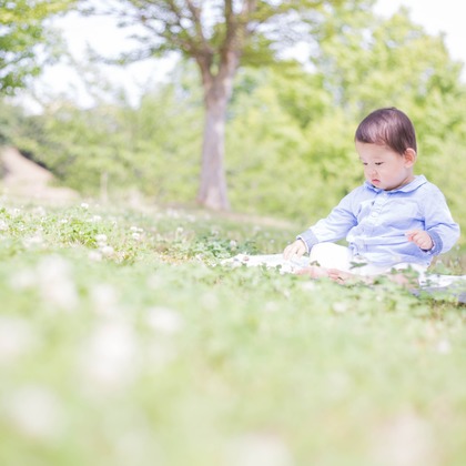 Smile works／益田ともかが出張撮影した赤ちゃんのおもちゃで遊ぶ, 子供たちと遊ぶ, イヌ科などが写った「ロケーションフォト」の家族写真