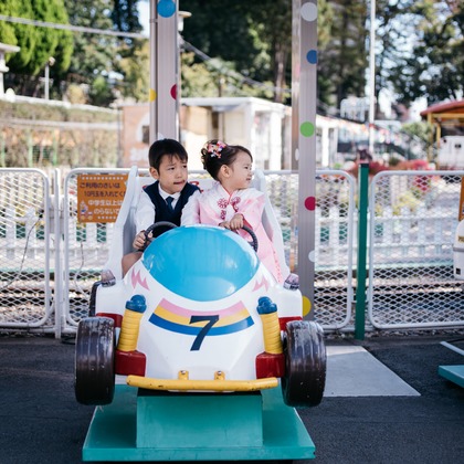 植村由理が出張撮影したホーカー, 回転翼機, ヘリコプターの回転子などが写った「七五三　＠前橋東照宮」の家族写真