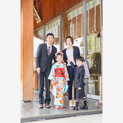 この写真は、出張撮影(家族写真(キッズ,ベビーフォト))のアルバム「七五三」にある写真の1枚で、家族写真(キッズ,ベビーフォト)などが写っています。<br>「七五三」では他にも:albumPhotoCount枚の家族写真を見ることができます。撮影者はフォトスタジオENOです。カメラマンのプロフィールページで、家族写真(キッズ,ベビーフォト)撮影の口コミやおすすめコメントを見ることができます。