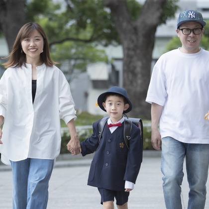 A&Y写真OFFICEが出張撮影した荷物とバッグ, シンボル, バックパックなどが写った「家族写真」の家族写真