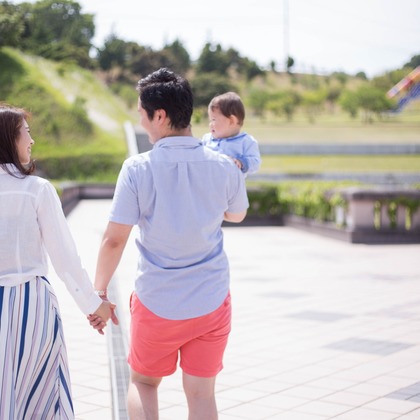 Smile works／益田ともかが出張撮影した赤ちゃんのおもちゃで遊ぶ, 子供たちと遊ぶ, イヌ科などが写った「ロケーションフォト」の家族写真