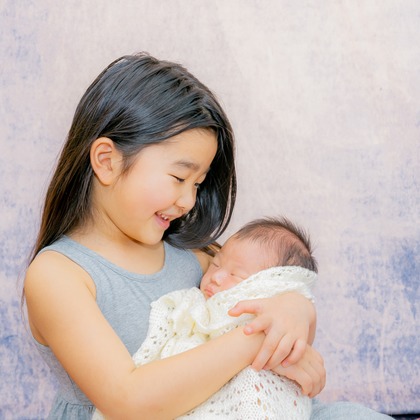 かわもとえつこが出張撮影したベージュ, 家族一緒に写真を撮る, 架空の人物などが写った「ニューボーンフォト」の家族写真