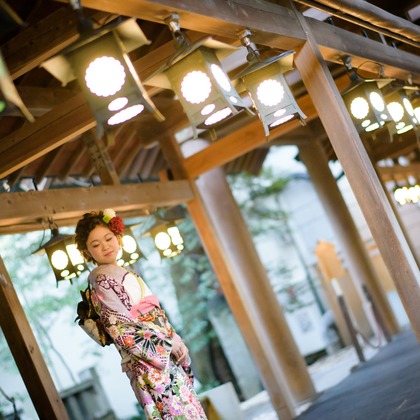 アトリエ　エピカ/清水　一哉が出張撮影した成人式, 立っている, フローラなどが写った「成人式ロケ」の家族写真