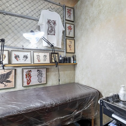 山内　信弥が撮影した「ブリティッシュパブ、タトゥースタジオ」の写真