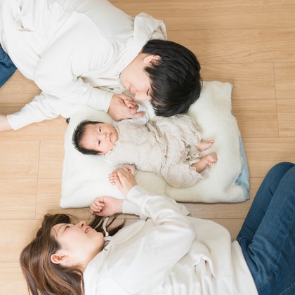 池田廉が出張撮影した赤ちゃん・幼児服, フラッシュ撮影, シャツなどが写った「公園にて」の家族写真