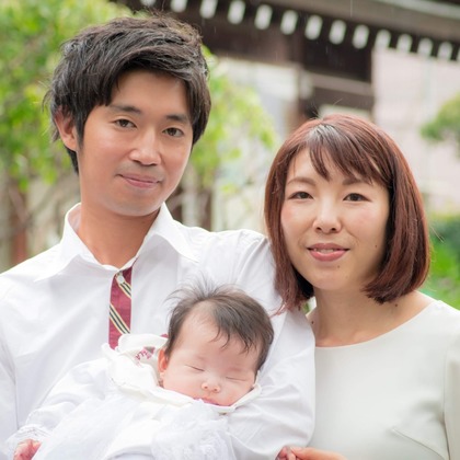 かわもとえつこが出張撮影したベージュ, 家族一緒に写真を撮る, 架空の人物などが写った「ニューボーンフォト」の家族写真