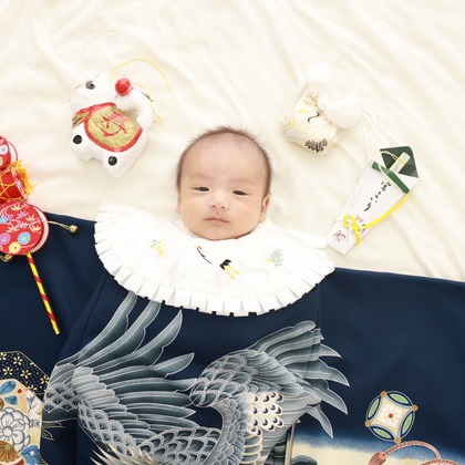 A-Studioが出張撮影したフリル, 赤ちゃん・幼児服, リネンなどが写った「子供写真（お宮参り）」の家族写真