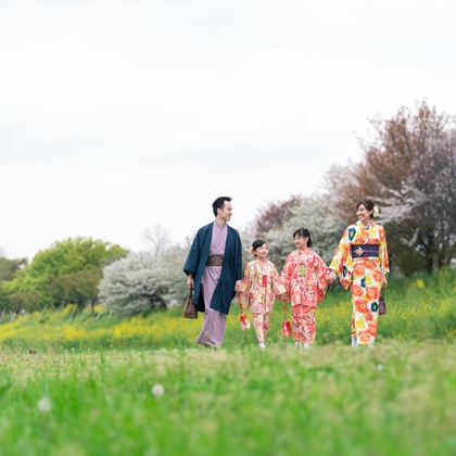 櫻井一平が出張撮影した自然の中の人々, 日本の建築, 中国建築などが写った「ファミリーフォト」の家族写真