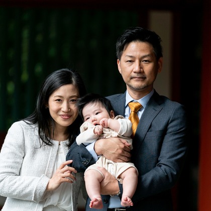 山下桂一郎が出張撮影したネクタイ, フラッシュ撮影, ジェスチャーが写った家族写真の出張撮影/七五三フォトの写真