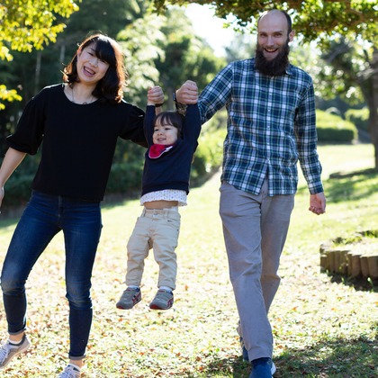 Aurora Photographyが出張撮影したSōjutsu, 遊び場スライド, ジェスチャーなどが写った「七五三、日常撮影」の家族写真