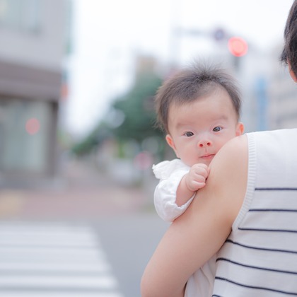 高木勇斗が出張撮影した赤ちゃん・幼児服, 自然の中の人々, 街路灯が写ったニューボーンフォトの写真