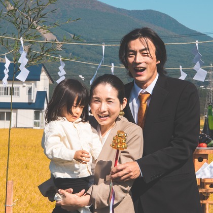 Jemiフォトが出張撮影したネクタイ, 自然の中の人々, リップなどが写った「家族写真」の家族写真