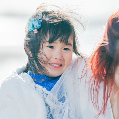 玉城　肇が出張撮影したフラッシュ撮影, ビーチの人々, ジェスチャーなどが写った「ビーチでもマタニティフォト」の家族写真