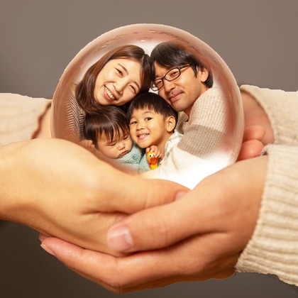 岩坪眞一郎が出張撮影した慰め, 食器, ソファーなどが写った「一歳の誕生日記念」の家族写真