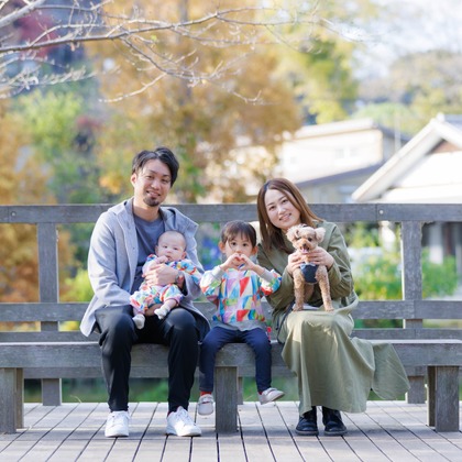 T.Matsumuraが出張撮影した「ペットと一緒に家族撮影」の家族写真