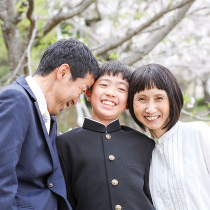 なかがわさとみが出張撮影した「中学校入学の日に桜と撮影」の家族写真