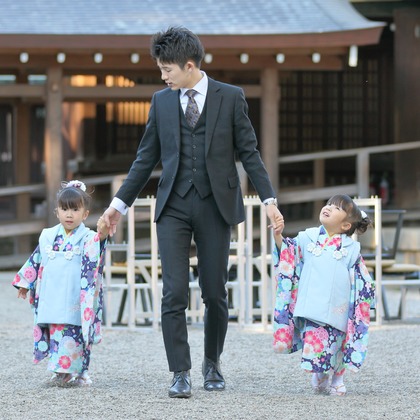 この写真は、出張撮影(家族写真(キッズ,ベビーフォト))のアルバム「七五三」にある写真の1枚で、家族写真(キッズ,ベビーフォト)などが写っています。<br>「七五三」では他にも:albumPhotoCount枚の家族写真を見ることができます。撮影者は竹迫義文です。カメラマンのプロフィールページで、家族写真(キッズ,ベビーフォト)撮影の口コミやおすすめコメントを見ることができます。