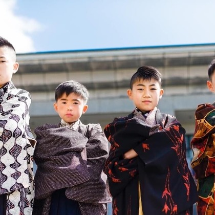 中井企画が出張撮影したKishiwada Castle, スポーツユニフォーム, 分かち合うなどが写った「ハーフ成人式」の家族写真