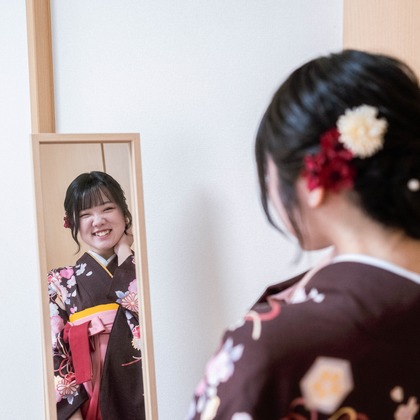 この写真は、出張撮影(家族写真(キッズ,ベビーフォト))のアルバム「大学の卒業式」にある写真の1枚で、家族写真(キッズ,ベビーフォト)などが写っています。<br>「大学の卒業式」では他にも:albumPhotoCount枚の家族写真を見ることができます。撮影者はHyggest  photographyです。カメラマンのプロフィールページで、家族写真(キッズ,ベビーフォト)撮影の口コミやおすすめコメントを見ることができます。