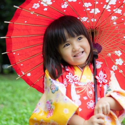 橋本祐里子（まるちゃん）が出張撮影した自然の中の人々, 顔, 肌などが写った「公園でのびのび３歳七五三」の家族写真