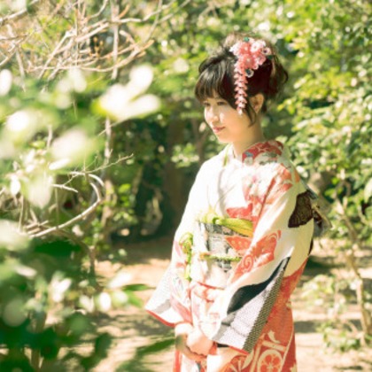富岡 そよぎが出張撮影した罰金, 日本の伝統楽器, 自然の中の人々などが写った「日本庭園、和室での成人式撮影」の家族写真