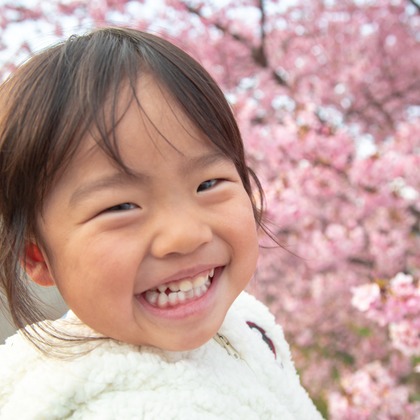 ゆのみふぉとが出張撮影した自然の中の人々, 手をつないで, 友情などが写った「桜とお写真」の家族写真