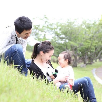 この写真は、出張撮影(家族写真(キッズ,ベビーフォト))のアルバム「ロケーションフォト」にある写真の1枚で、家族写真(キッズ,ベビーフォト)などが写っています。<br>「ロケーションフォト」では他にも:albumPhotoCount枚の家族写真を見ることができます。撮影者はSmile works／益田ともかです。カメラマンのプロフィールページで、家族写真(キッズ,ベビーフォト)撮影の口コミやおすすめコメントを見ることができます。