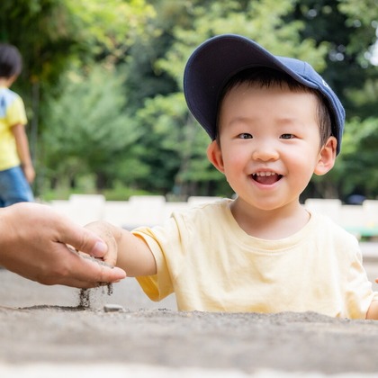 大森光太郎・K-PHOTOが出張撮影した赤ちゃん・幼児服, 分かち合う, フラッシュ撮影などが写った「家族写真撮影」の家族写真