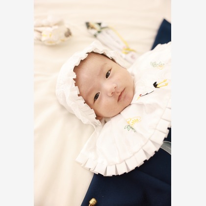 A-Studioが出張撮影したフリル, 赤ちゃん・幼児服, リネンなどが写った「子供写真（お宮参り）」の家族写真