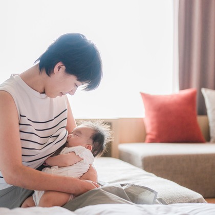 高木勇斗が出張撮影した屋外ベンチ, フラッシュ撮影, シャツなどが写った「親子」の家族写真