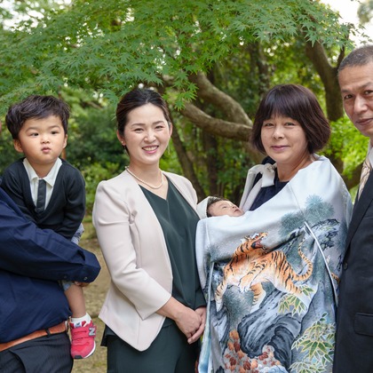 この写真は、出張撮影(家族写真(キッズ,ベビーフォト))のアルバム「お宮参り」にある写真の1枚で、家族写真(キッズ,ベビーフォト)などが写っています。<br>「お宮参り」では他にも:albumPhotoCount枚の家族写真を見ることができます。撮影者は山田由佳です。カメラマンのプロフィールページで、家族写真(キッズ,ベビーフォト)撮影の口コミやおすすめコメントを見ることができます。