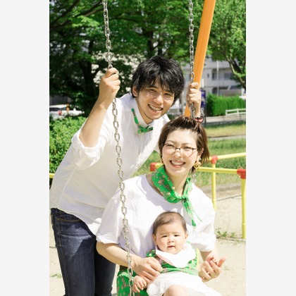 富岡 そよぎが出張撮影した「お気に入りの公園でのハーフバースデー」の家族写真