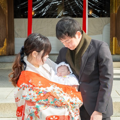この写真は、出張撮影(家族写真(キッズ,ベビーフォト))のアルバム「お宮参り」にある写真の1枚で、家族写真(キッズ,ベビーフォト)などが写っています。<br>「お宮参り」では他にも:albumPhotoCount枚の家族写真を見ることができます。撮影者は石井凡騎です。カメラマンのプロフィールページで、家族写真(キッズ,ベビーフォト)撮影の口コミやおすすめコメントを見ることができます。